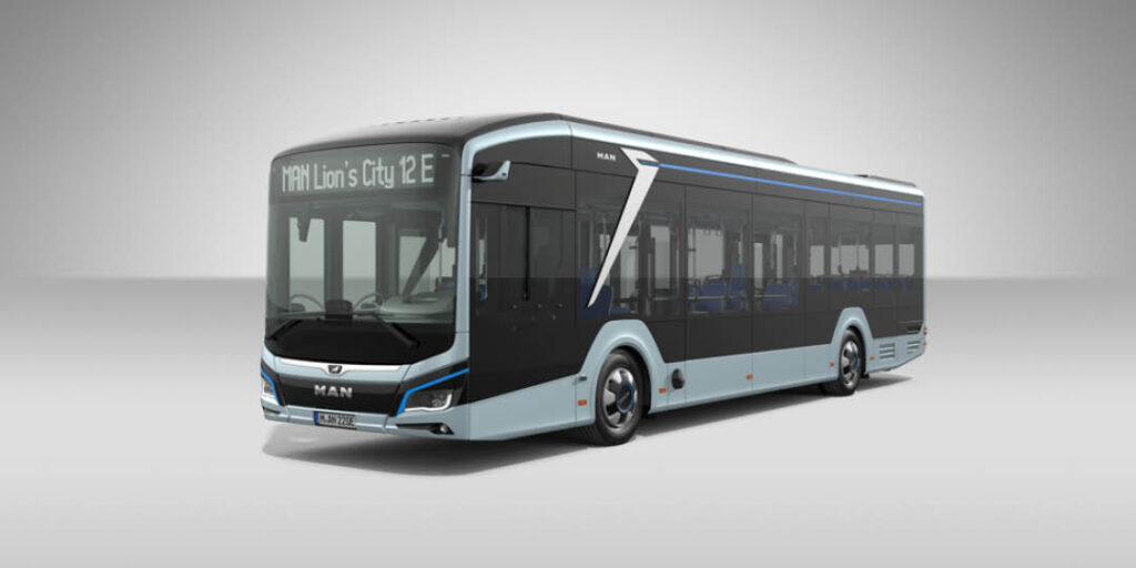 MAN Lion’s City 12 E, en helelektrisk stadsbuss i svart och ljusblå design.