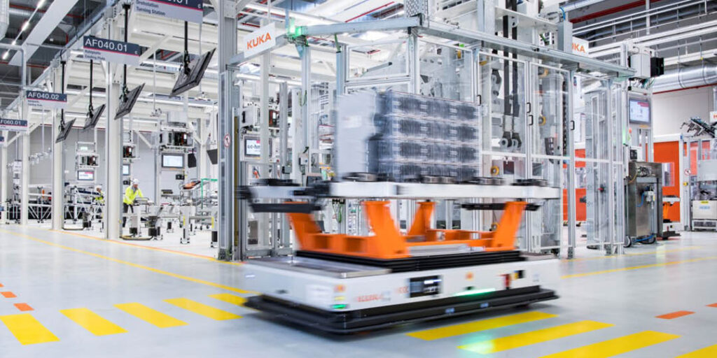 Automatiserad produktionsmiljö hos MAN där en självkörande transportrobot förflyttar material genom fabriken.