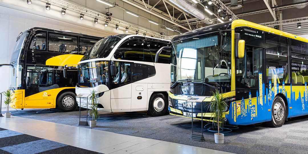 Toppbild_partners_1080x540px Three buses displayed side by side in an exhibition hall at Persontrafik.