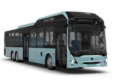 Ljusblå Volvo 8900 Electric, en helelektrisk buss, fotograferad mot vit bakgrund.