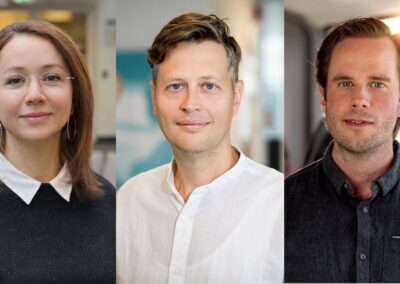 Tre porträttbilder sida vid sida. Till vänster en kvinna med brunt hår och glasögon, klädd i mörk tröja med vit krage. I mitten en man med kort brunt hår och vit skjorta. Till höger en man med bakåtkammat brunt hår och mörk skjorta.